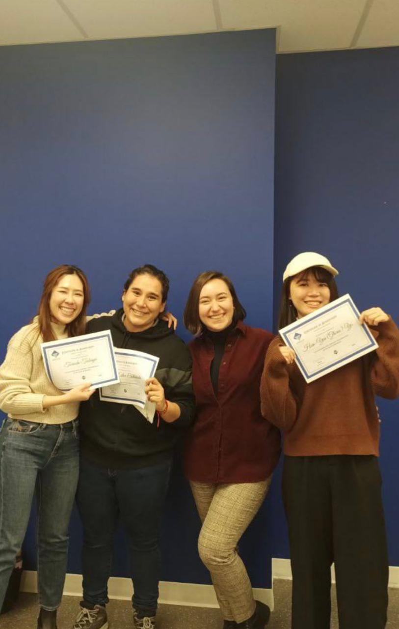 Grupo de 3 alumnas y la profesora en la graduación del curso de inglés. Ganamos la mejor nota del curso en Cornerstone, Van, Ca.